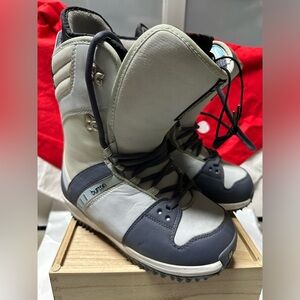 Burton Freestyle women’s snowboarding boots size US 8